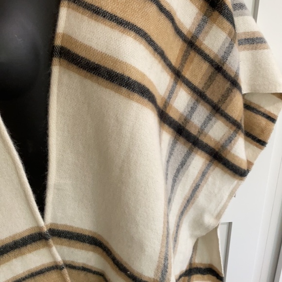 Beautiful plaid poncho o/s “Do Everything in Love” - Picture 3 of 6